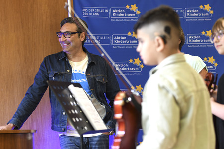Mousse T. besucht die Hartwig-Claußen-Schule in Hannover