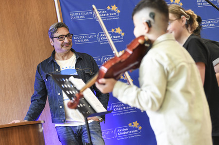 Mousse T. besucht die Hartwig-Claußen-Schule in Hannover
