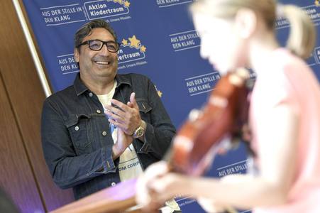Mousse T. besucht die Hartwig-Claußen-Schule in Hannover