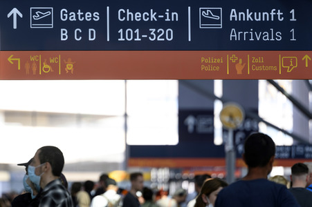 Warteschlagen am Flughafen in Köln