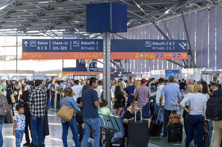 Warteschlagen am Flughafen in Köln