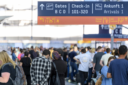 Warteschlagen am Flughafen in Köln