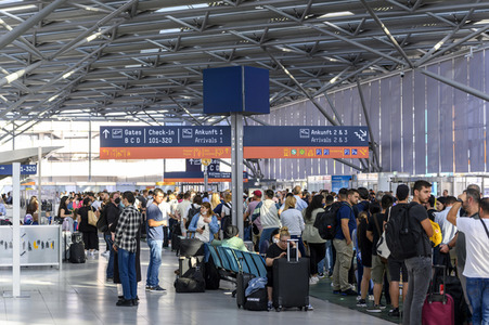 Warteschlagen am Flughafen in Köln