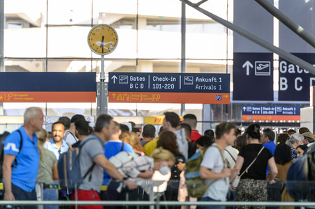 Warteschlagen am Flughafen in Köln