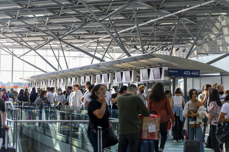 Warteschlagen am Flughafen in Köln