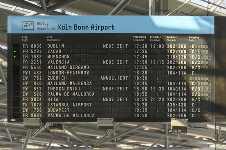 Warteschlagen am Flughafen in Köln