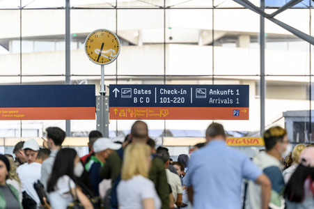 Warteschlagen am Flughafen in Köln