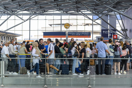 Warteschlagen am Flughafen in Köln