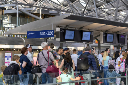 Warteschlagen am Flughafen in Köln