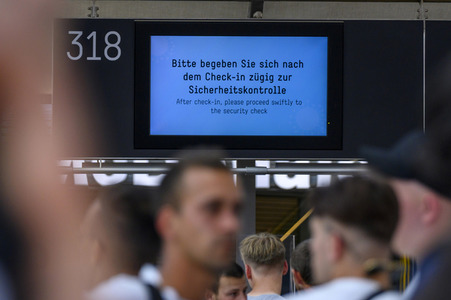 Warteschlagen am Flughafen in Köln