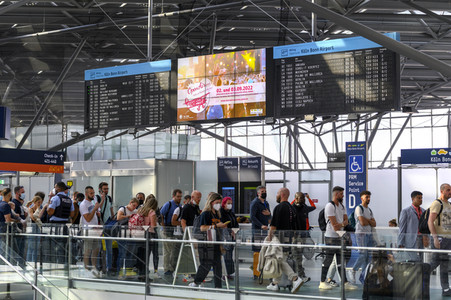 Warteschlagen am Flughafen in Köln