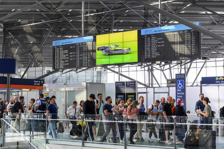 Warteschlagen am Flughafen in Köln