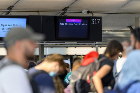 Warteschlagen am Flughafen in Köln