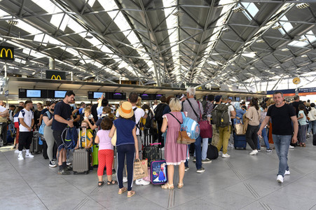 Warteschlagen am Flughafen in Köln