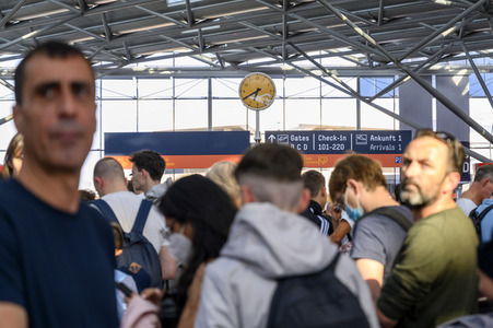 Warteschlagen am Flughafen in Köln