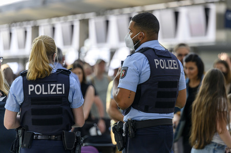 Warteschlagen am Flughafen in Köln