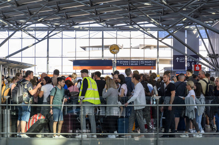 Warteschlagen am Flughafen in Köln