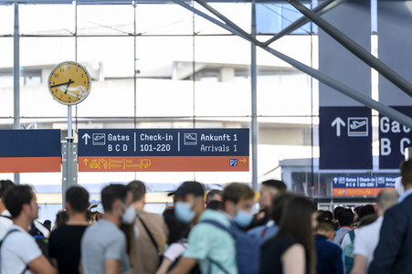 Warteschlagen am Flughafen in Köln