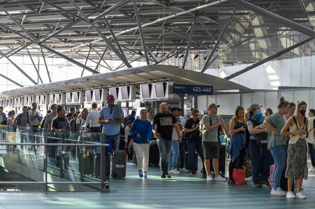 Warteschlagen am Flughafen in Köln