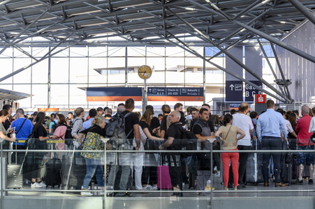 Warteschlagen am Flughafen in Köln