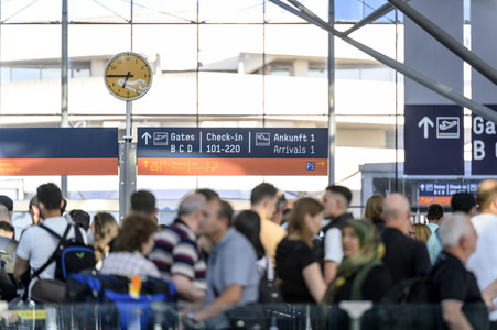 Warteschlagen am Flughafen in Köln