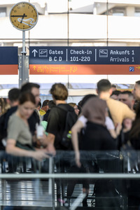 Warteschlagen am Flughafen in Köln