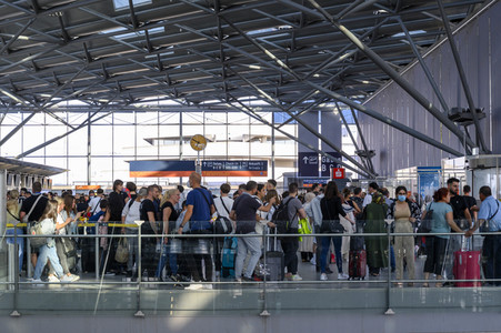 Warteschlagen am Flughafen in Köln