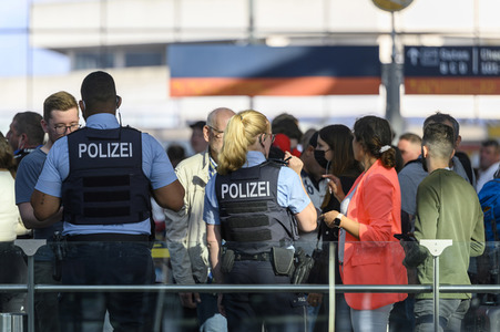 Warteschlagen am Flughafen in Köln