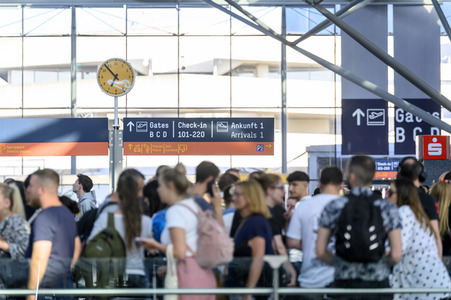 Warteschlagen am Flughafen in Köln
