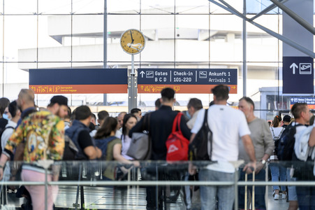Warteschlagen am Flughafen in Köln