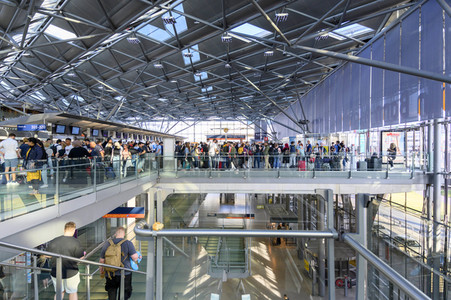 Warteschlagen am Flughafen in Köln