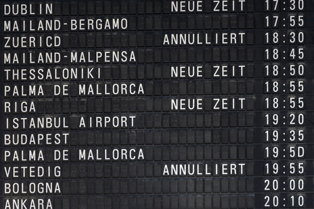 Warteschlagen am Flughafen in Köln