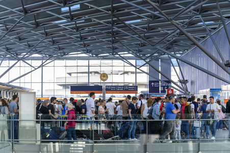 Warteschlagen am Flughafen in Köln