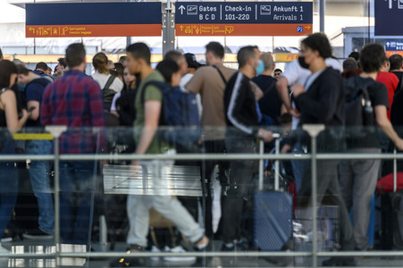 Warteschlagen am Flughafen in Köln