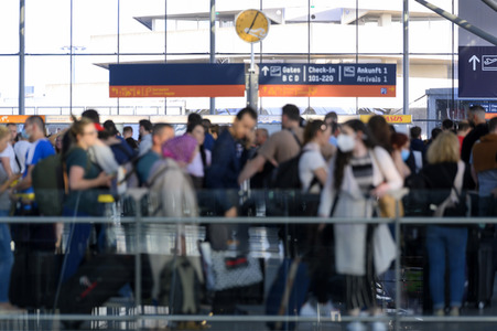 Warteschlagen am Flughafen in Köln
