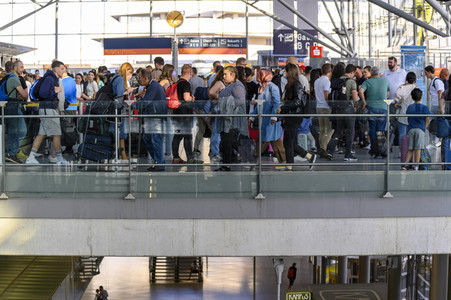 Warteschlagen am Flughafen in Köln