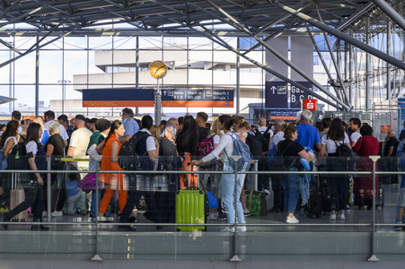 Warteschlagen am Flughafen in Köln