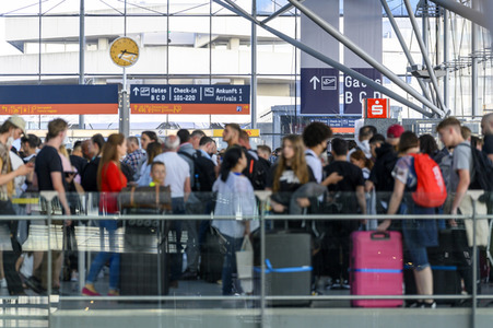 Warteschlagen am Flughafen in Köln