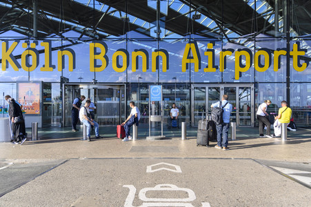 Warteschlagen am Flughafen in Köln