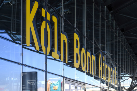 Warteschlagen am Flughafen in Köln
