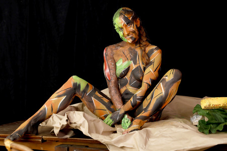 FOOD ART: Hamburger Bodypainting