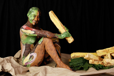 FOOD ART: Hamburger Bodypainting