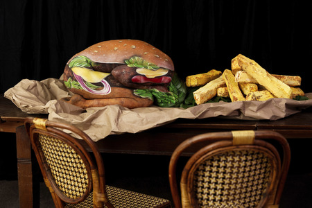FOOD ART: Hamburger Bodypainting