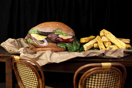 FOOD ART: Hamburger Bodypainting