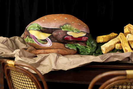 FOOD ART: Hamburger Bodypainting