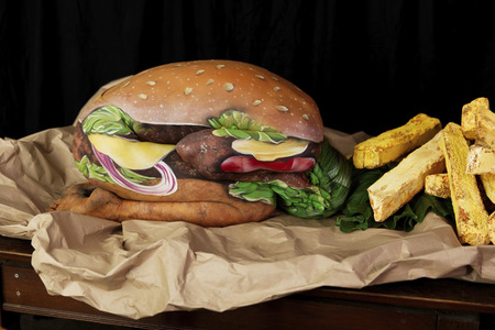 FOOD ART: Hamburger Bodypainting