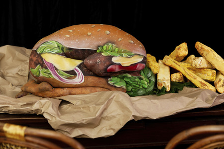 FOOD ART: Hamburger Bodypainting