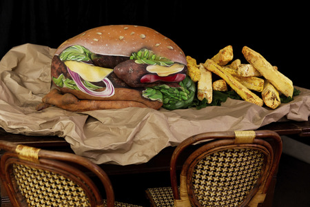 FOOD ART: Hamburger Bodypainting