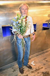 Theaterpremiere 'Bis zum Horizont, dann links!' in München