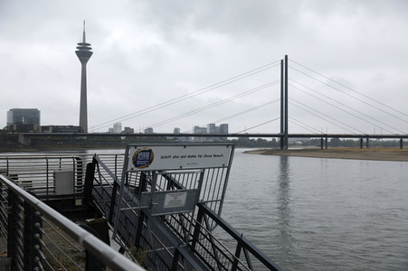 Niedrigwasser am Rhein in Düsseldorf